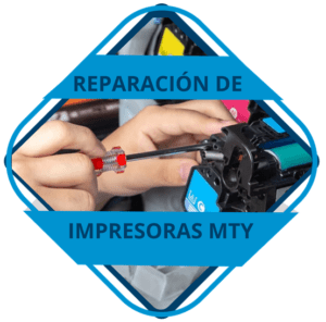 Se muestra la mano de un técnico de Teknya con un desarmador desensamblando una impresora para repararla.