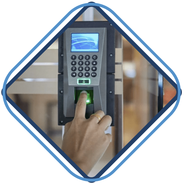 Se muestra dentro de un rombo moderno una fotografía de un sistema de control de acceso autónomo.