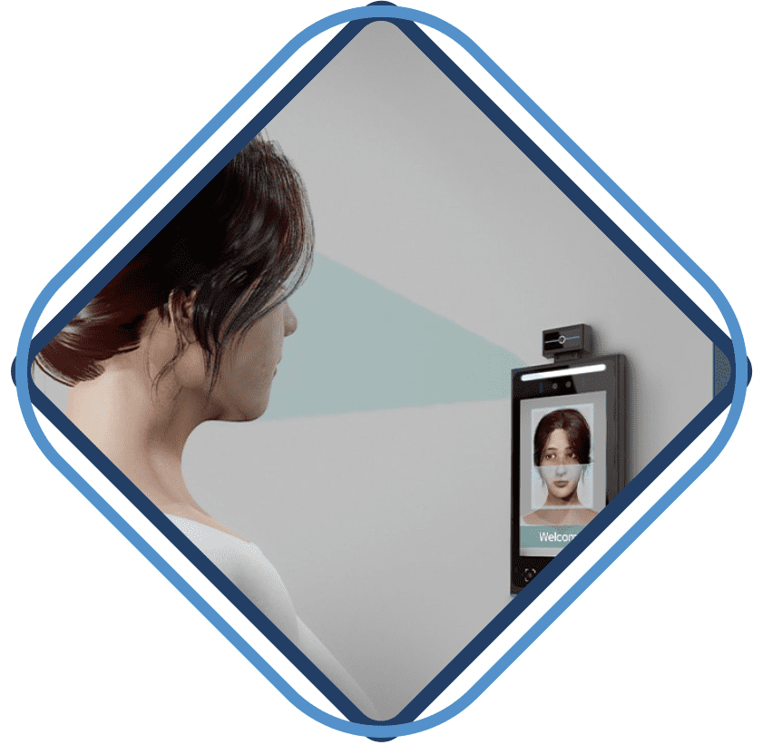 Se muestra una fotografía donde una empleada está haciendo uso de un sistema de control de acceso con reconocimiento facial para poder ingresar a el negocio donde labora.