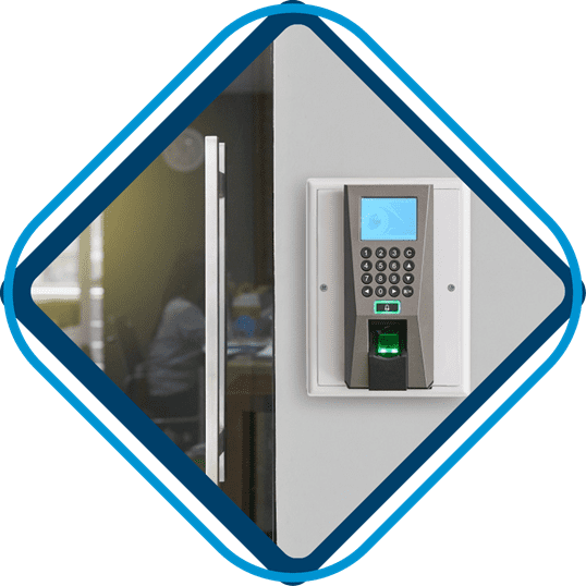 Se muestra una fotografía de un sistema de control de acceso para puertas instalado por Teknya.