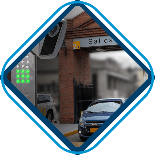 Se muestra un sistema de control de acceso vehicular moderno implementado por Teknya en un negocio.