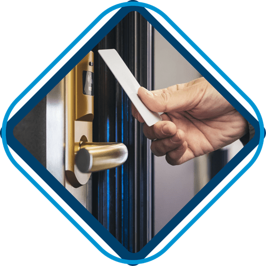 Fotografía en un rombo del sistema de control de acceso por tarjeta de proximidad configurado en la puerta de un hotel comercializado por Teknya.